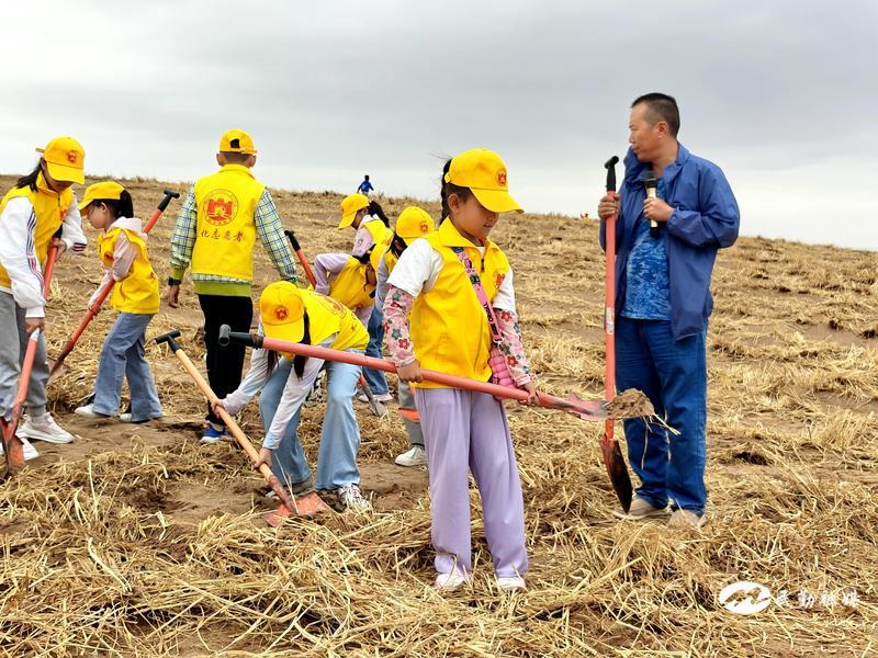 孩子们兴致高涨 干劲满满 赵娅维 摄