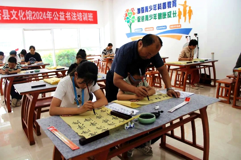 书法老师指导学生练习书法